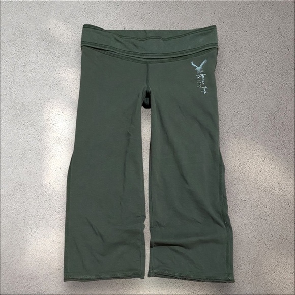!! SOLD DO NOT BUY !! American Eagle Outfitters Green Foldover Capris - Picture 4 of 4